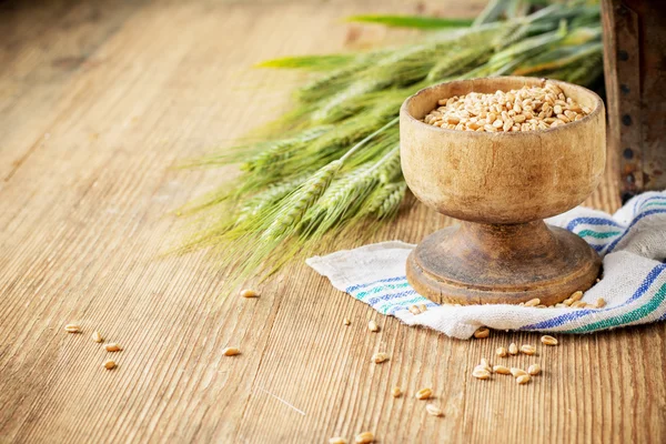 Orecchie di grano sulla tavola di legno — Foto Stock