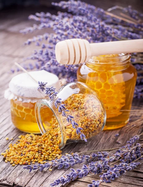 Jar of liquid honey with lavender. artificial flowers — Stock Photo, Image