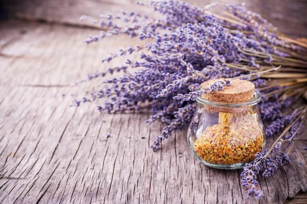 Lavendel honey med bipollen — Stockfoto