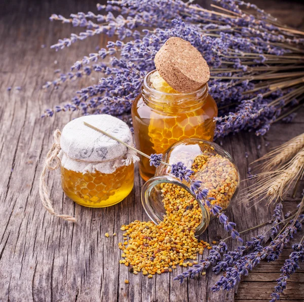 Tarro de miel líquida con lavanda. flores artificiales —  Fotos de Stock