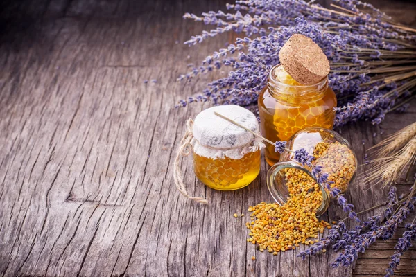 Miele di lavanda con polline d'api — Foto Stock