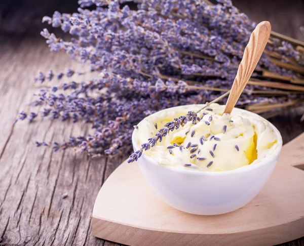 Växtbaserade smör till frukost med lavendel blommor i en vit keramik cup — Stockfoto