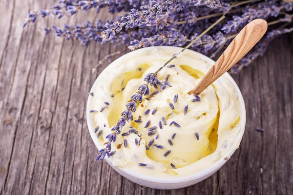 Kruiden boter voor het ontbijt met lavendel in een witte keramische cup — Stockfoto