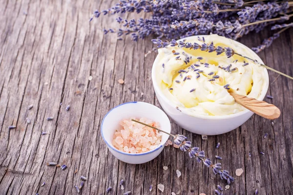 Burro alle erbe per la colazione con fiori di lavanda in una tazza di ceramica bianca — Foto Stock