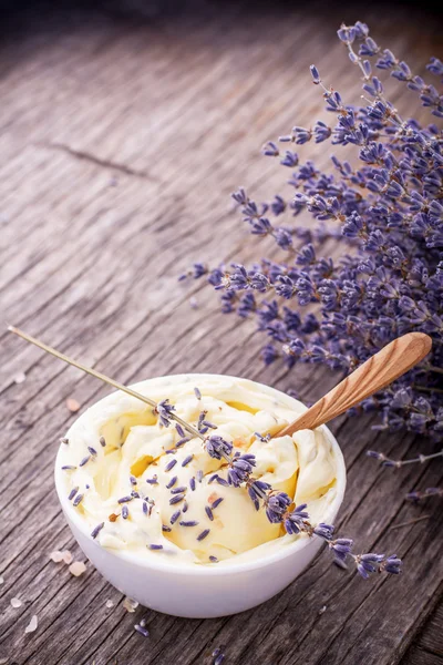 Kräuterbutter zum Frühstück mit Lavendelblüten in einer weißen Keramiktasse — Stockfoto
