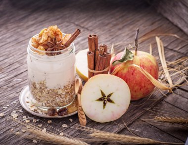 Kızılcık, muz ve badem fındık ile gece yulaf ezmesi