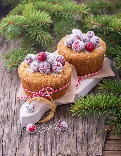 Muffins de cranberry com açúcar em pó e bagas frescas — Fotografia de Stock