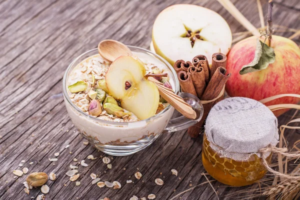 Overnight Oatmeal with yogurt, ground cinnamon and caramel flavored slice of apple — Stock Photo, Image