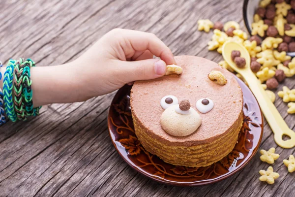 Homemade chocolate cake for breakfast in the form of muzzle bear — Stock Image Homemade chocolate cake for breakfast in the form of muzzle bear Stock Picture