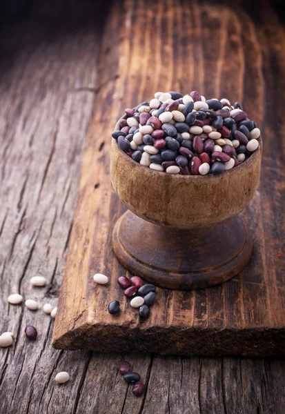 Diferentes tipos de frijoles en los tazones —  Fotos de Stock