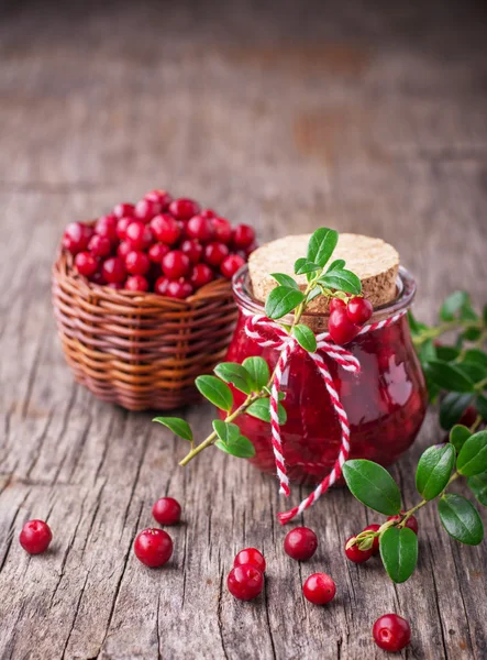 Gedeelte van cranberry jam met vers fruit — Stockfoto