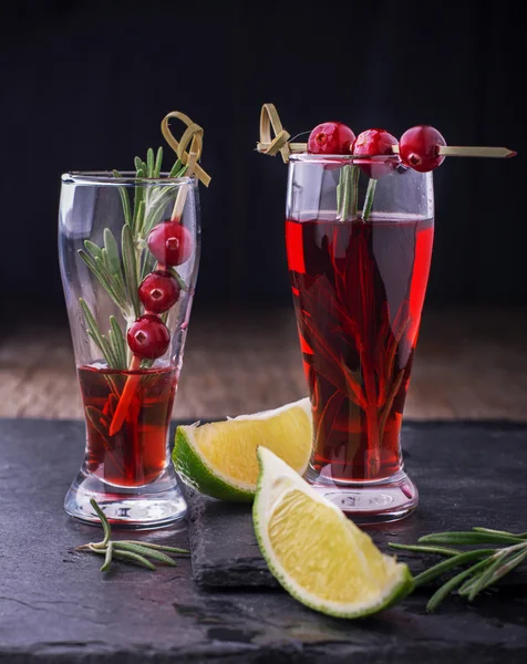 Mirtillo rosso, rosmarino, gin fizz, cocktail su fondo bianco — Foto Stock