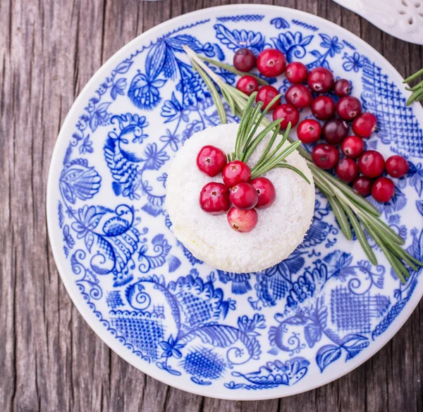 Syrové veganské berry tvarohový koláč bez lepku na bílém pozadí, dřevěné Stock Fotografie