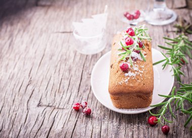 Ev yapımı kek kek kızılcık ve biberiye ahşap arka plan üzerinde