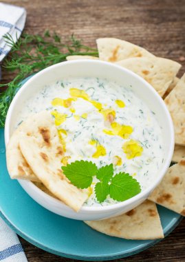 Sos yoğurt ve salatalık dilim ekmek ile marş için