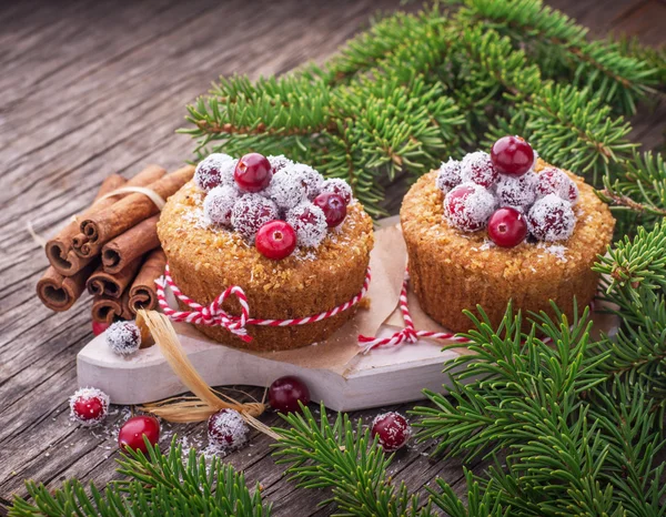 Φρέσκα σπιτικά muffins των βακκίνιων διακοπές σε νιφάδες καρύδας σε ξύλινα φόντο — Φωτογραφία Αρχείου