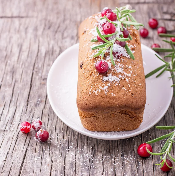 Torta di cupcake fatta in casa con mirtilli rossi e rosmarino su uno sfondo di legno — Foto Stock