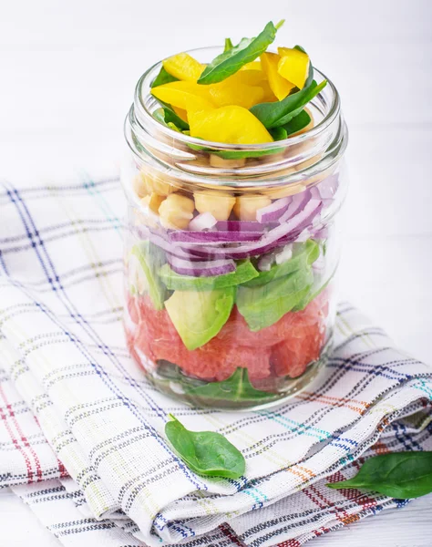Свежий весенний салат из грейпфрута, авокадо, сладкого лука, шпината и гороха — стоковое фото