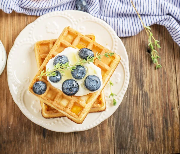 Belgian golden waffles for breakfast with fresh berries and flower honey on wooden background. The concept of home-cooked breakfast. — Stockfoto
