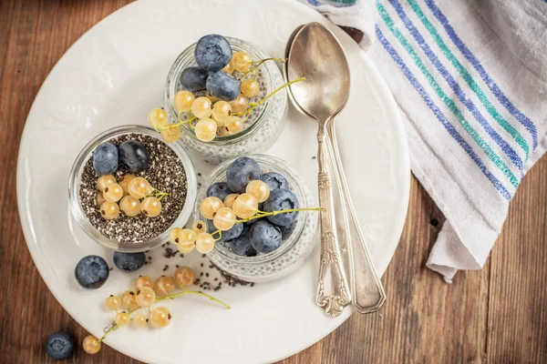 Pudim de semente de chia com bagas — Fotografia de Stock