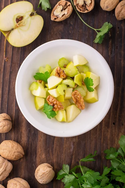 Light fresh spring salad with green apple, stem celery, walnuts — Φωτογραφία Αρχείου