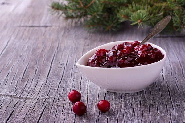 Sauce aus wilden Bio-Preiselbeeren auf einem Holztisch mit Beeren — Stockfoto