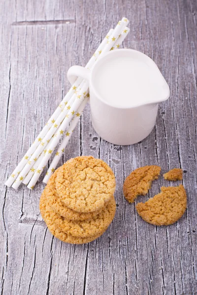 Biscoitos e leite — Fotografia de Stock