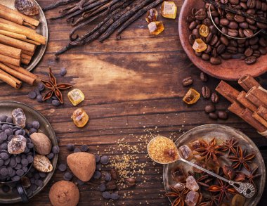 Kahve çekirdekleri, çikolata, damla vanilya pods, tarçın, anason yıldız ve kahverengi şeker