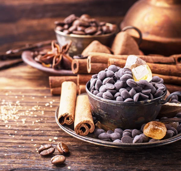コーヒー豆、チョコレート ・ ドロップ、バニラのさや、シナモンスティック、アニス星とブラウン シュガー — ストック写真