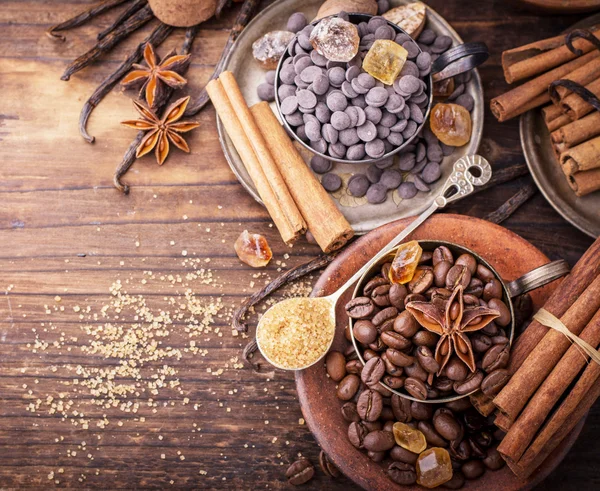 Kahve çekirdekleri, çikolata, damla vanilya pods, tarçın, anason yıldız ve kahverengi şeker
