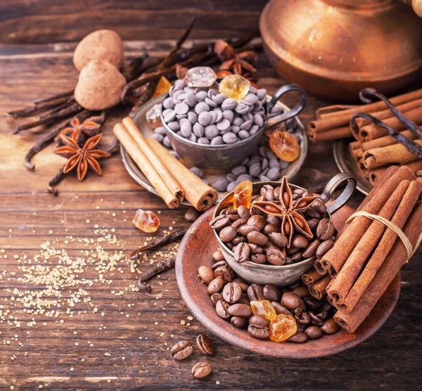 Kahve çekirdekleri, çikolata, damla vanilya pods, tarçın, anason yıldız ve kahverengi şeker