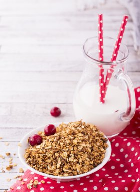 Ev yapımı granola açık cam kavanoz ve süt veya yoğurt 