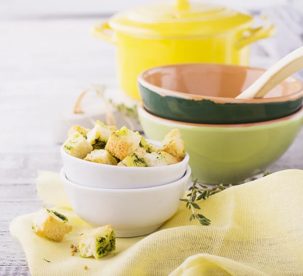 Krokante zelfgemaakte croutons met kruiden en boter — Stockfoto