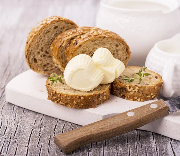 Dois pedaços de manteiga nos corações de forma — Fotografia de Stock