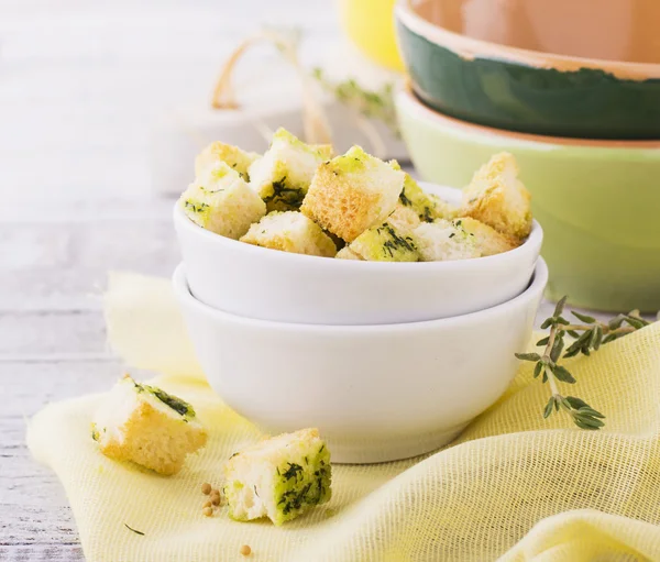 Croutons caseros crujientes con hierbas y mantequilla a la sopa —  Fotos de Stock