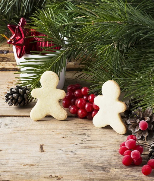 Christmas homemade gingerbread couple and tree on wooden table — Stock Photo, Image