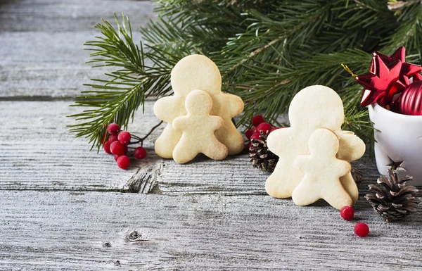 Christmas homemade gingerbread couple and tree on wooden table — Stock Photo, Image