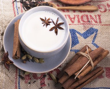 Baharat ve süt ile Hint masala çay