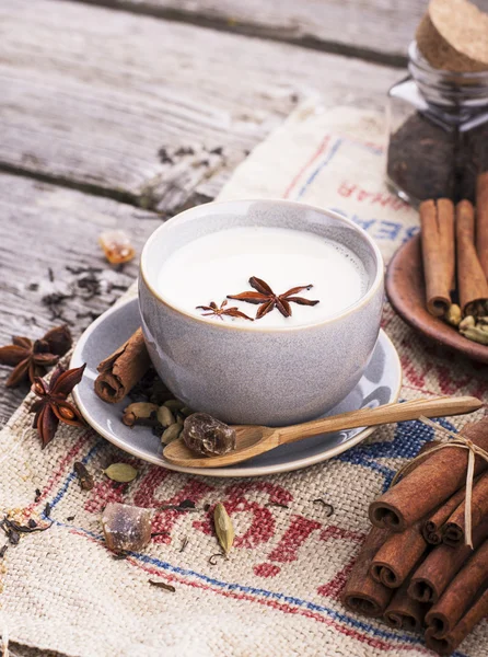 Indiai masala tea, fűszerek és a tej — Stock Fotó