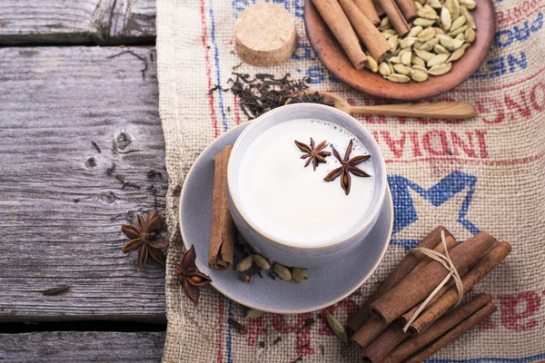 Baharat ve süt ile Hint masala çay — Stok fotoğraf