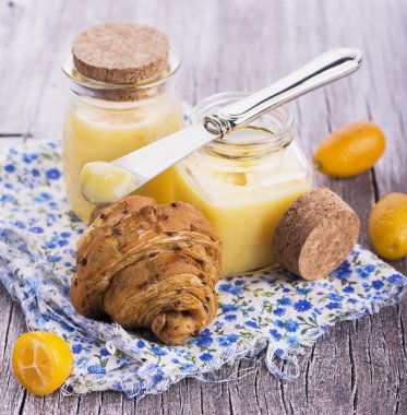 Limon ve taze kumquats Kürt kahvaltıda taze kruvasanlar