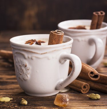 Geleneksel çay masala süt ile baharat