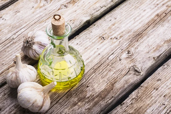 Botella de vidrio verde con tapa de corcho, aceite de oliva —  Fotos de Stock