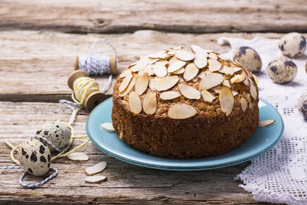 Tarta de pacana casera sencilla decorada con pétalos de almendra —  Fotos de Stock