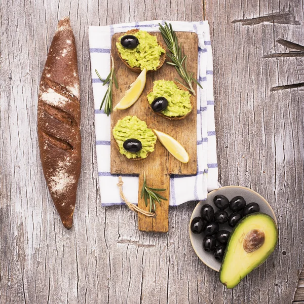 Kanapka z awokado na ciemnym chlebie żytnim ze świeżo krojonego awokado z góry — Zdjęcie stockowe