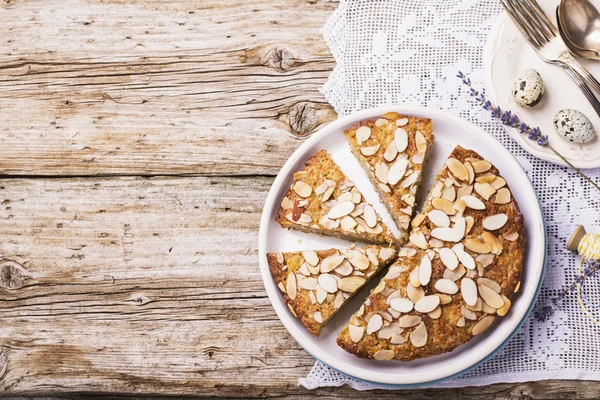 Eenvoudige zelfgemaakte pecannootpastei versierd met bloemblaadjes van amandel — Stockfoto