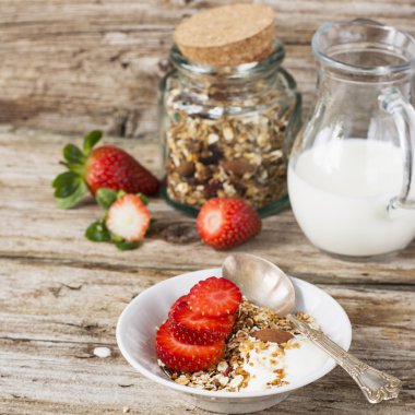 kase yoğurt ve taze meyveler ile sağlıklı müsli