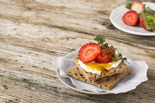 Gesundes und schmackhaftes Frühstück mit Knäckebrot — Stockfoto