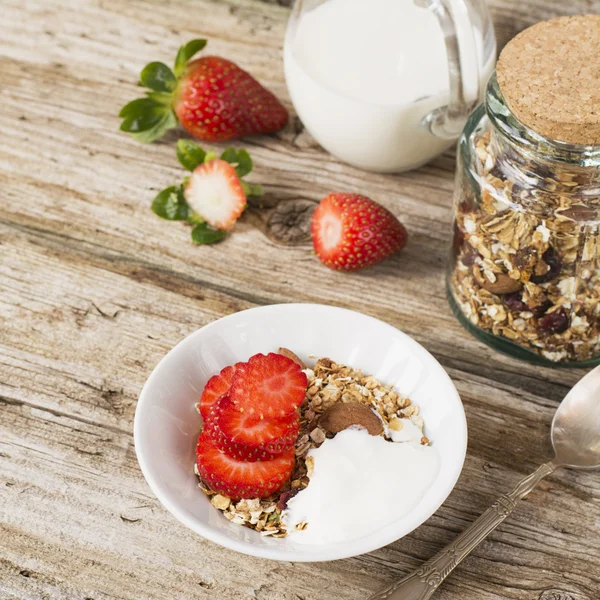 Skål med friska musli med yoghurt och färska bär — Stockfoto