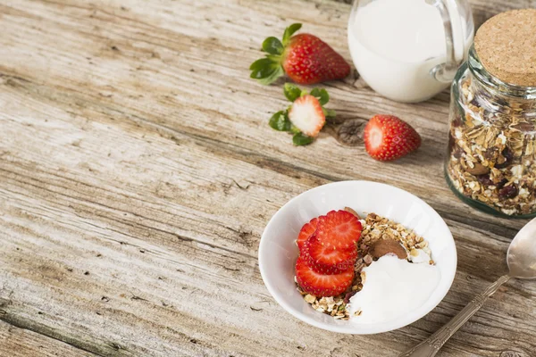Skål med friska musli med yoghurt och färska bär — Stockfoto